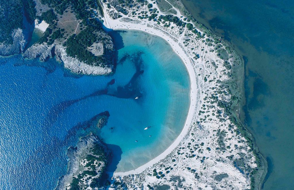 Voidokilia beach. The Ionian sea (left) and the Gialova lagoon (right)