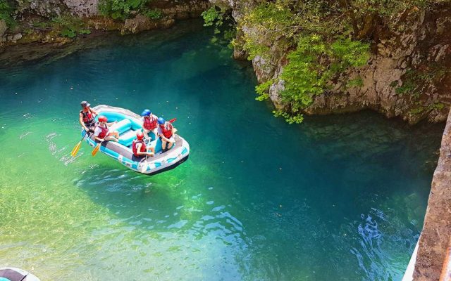 Epirus.-Rafting-boats-in-Voidomatis-river