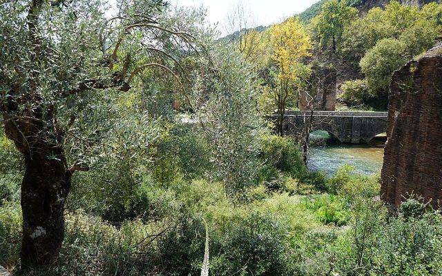 Roman_Aqueduct_at_Ag_Georgios_8